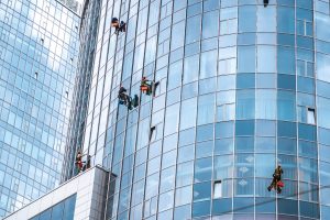 las normas de seguridad para limpieza de vidrios en altura